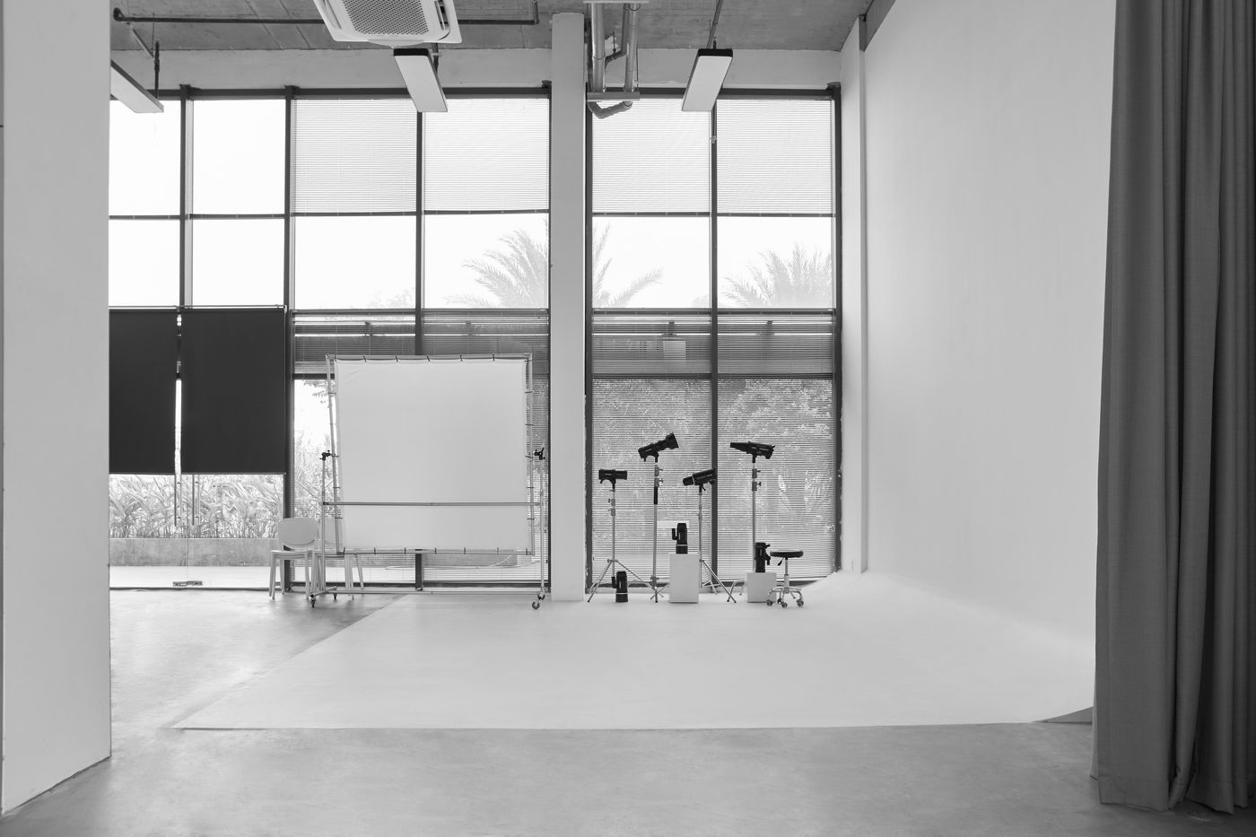 Space A — phông vô cực & cửa sổ