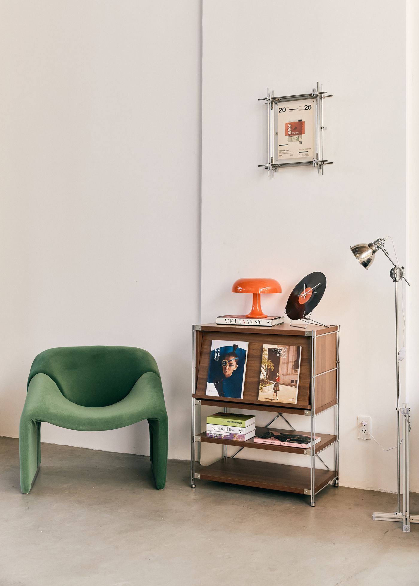 Space B — ghế xanh & TV retro