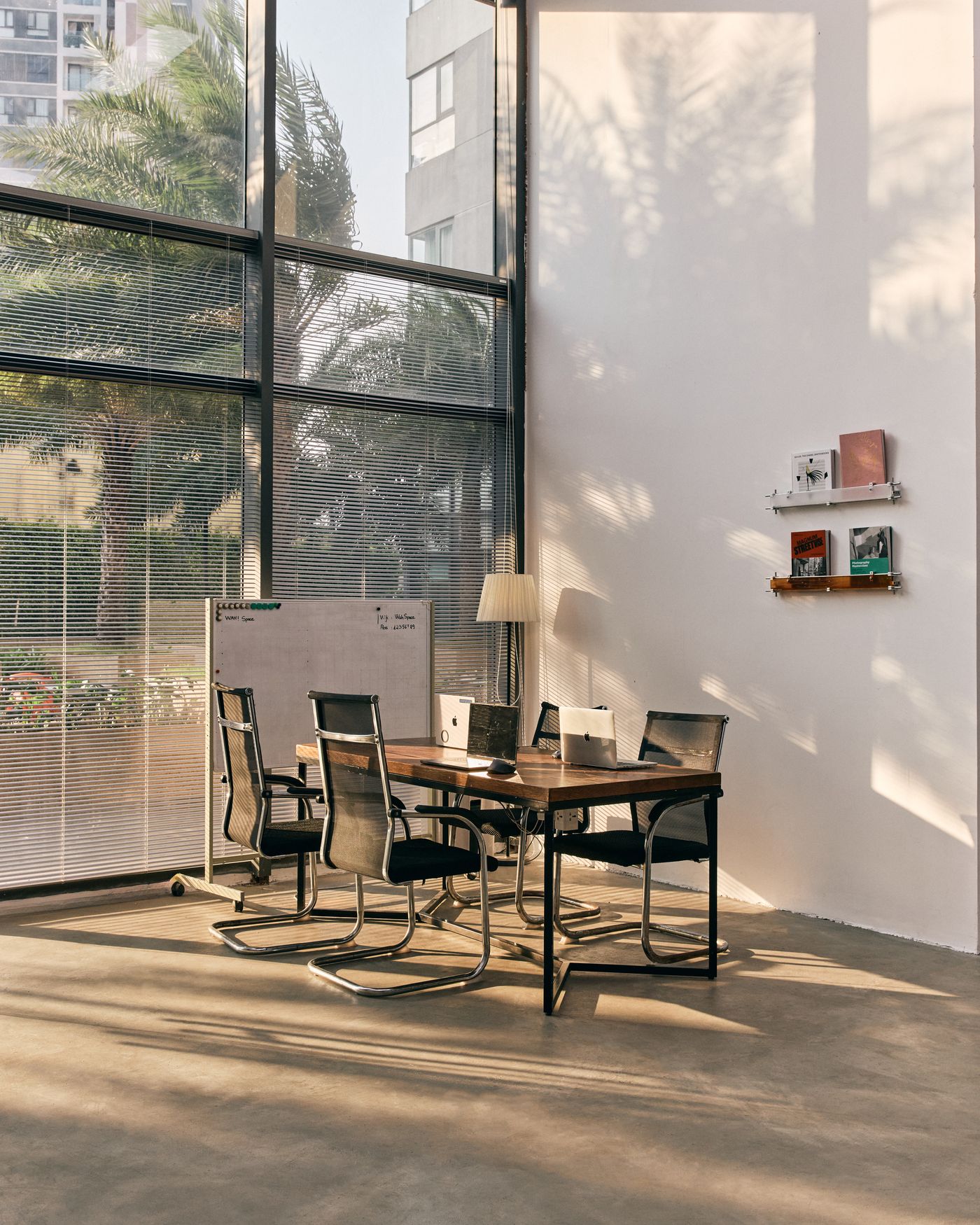 Space B — bàn họp & cửa kính lớn